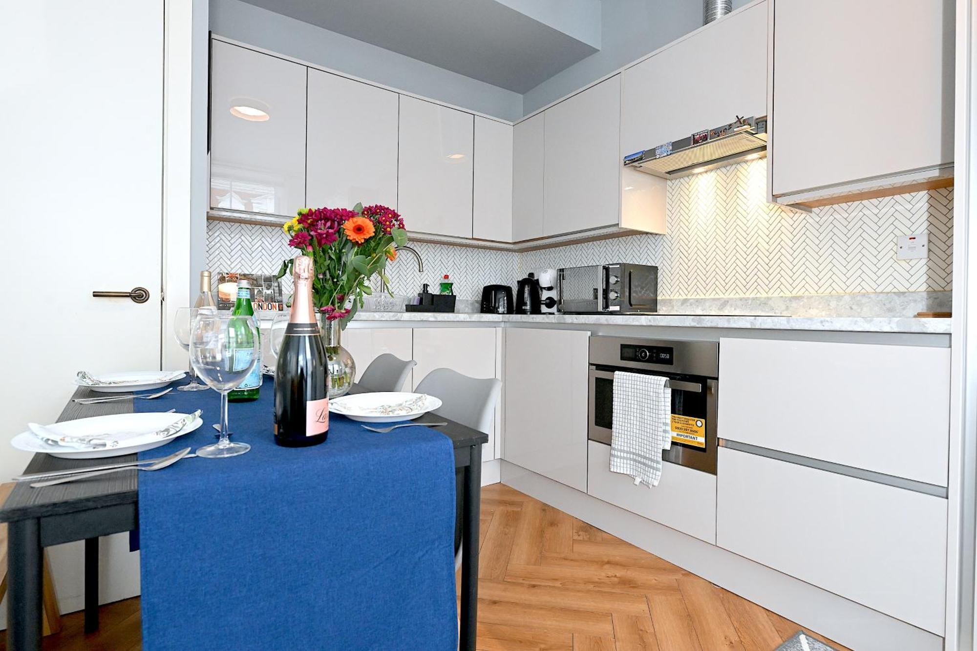 1 Bedroom Flat In Wood Green Piccadilly Line ロンドン エクステリア 写真