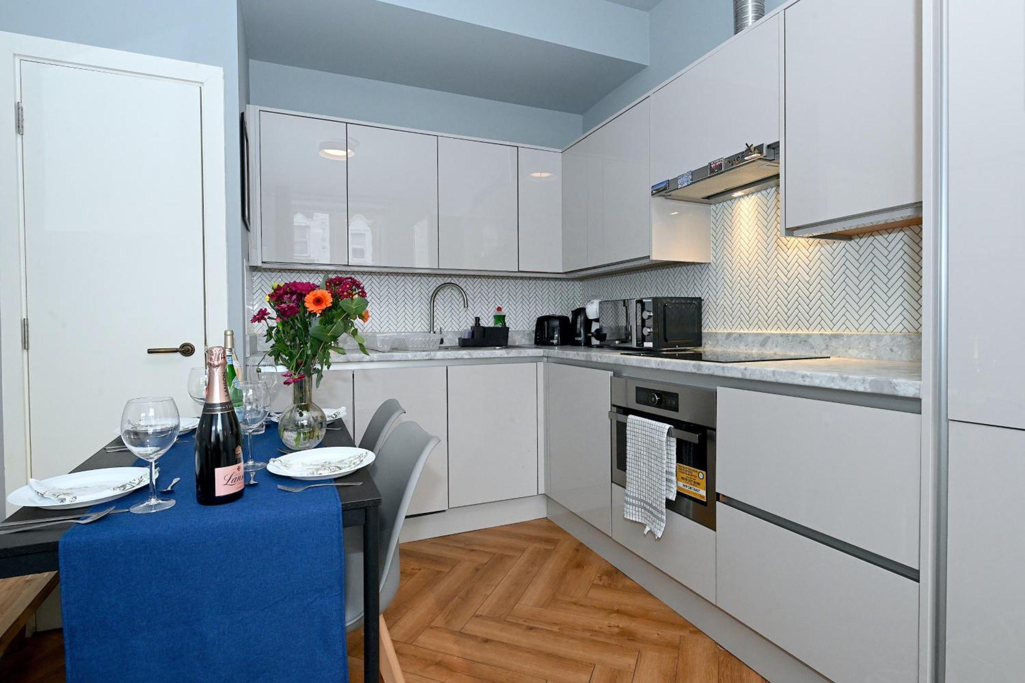 1 Bedroom Flat In Wood Green Piccadilly Line ロンドン エクステリア 写真